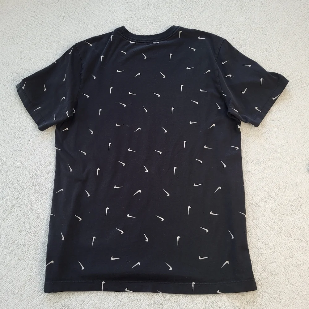 Men's Nike Logo Full Print Round Neck Pullover Short Sleeve Black T-Shirt Size M